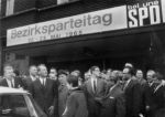 Willy Brand vor dem Hans-Sachs-Haus auf dem Bezirksparteitag der SPD 1965. Quelle: ISG/Stadtarchiv Gelsenkirchen.